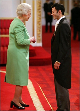 Ryan Giggs odbiera odznaczenia od Królowej Wielkiej Brytanii