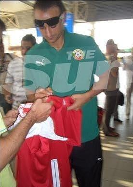 Dimitar Berbatov podpisuje koszulkę United