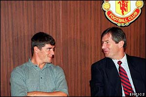 Roy Keane podpisuje kontrakt