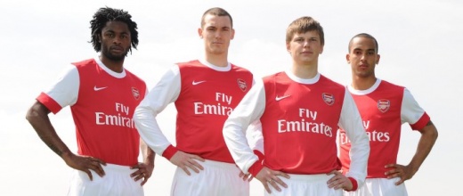 Gracze Arsenalu w domowych koszulkach