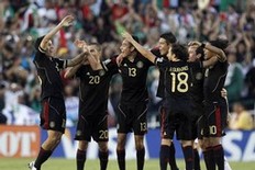 Gracze reprezentacji Meksyku cieszą się po zdobyciu gola na 4:2 w finale Gold Cup 2011