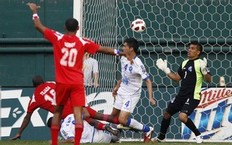 Luis Tejada strzela niesłusznie uznanego gola w ćwierćfinałowym meczu Gold Cup 2011