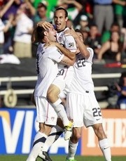 Reprezentacja USA cieszy się z gola na 2:0 w finale Gold Cup 2011